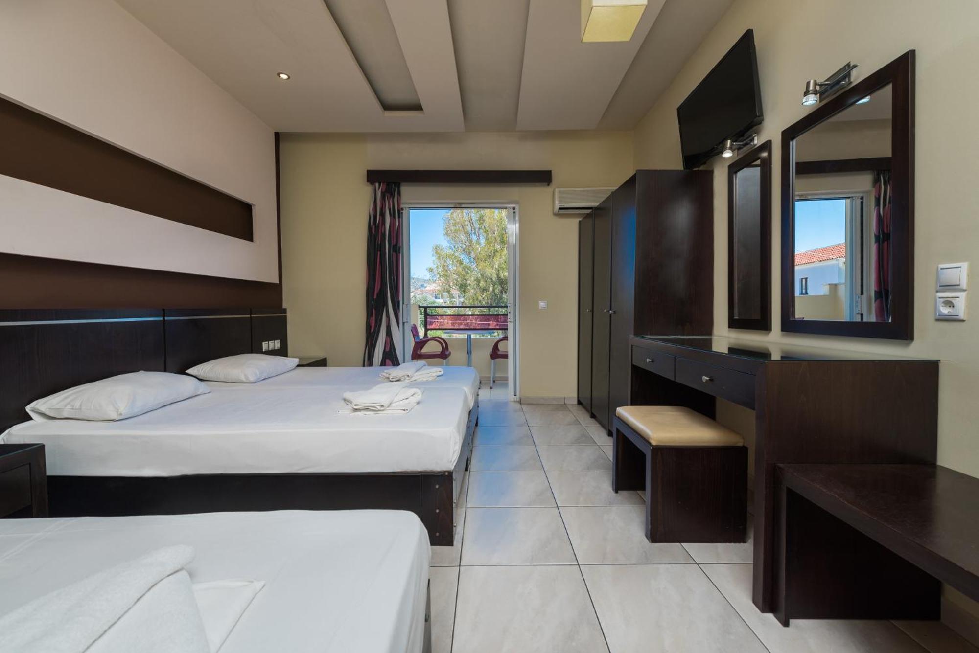 Canadian Hotel ลากานาส ภายนอก รูปภาพ